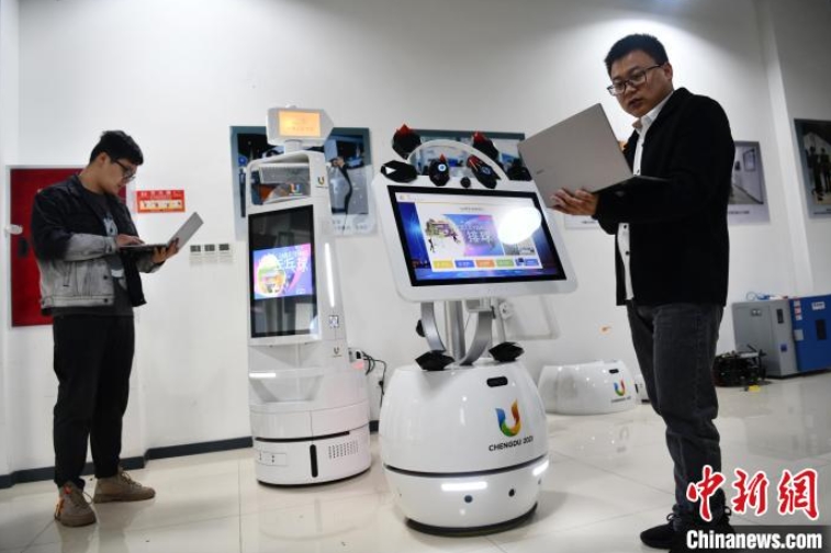 成都FISUワールドユニバーシティゲームズ専用ロボット「蓉宝」登場　四川省