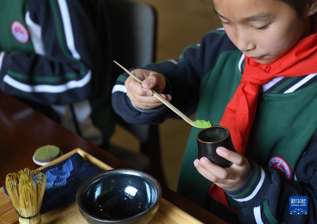 4月20日、生産基地に隣接する抹茶応接ホールで、基地で生産された抹茶で茶をたて、茶道の実習を行う富盛小学校の児童（撮影・翁忻暘）。