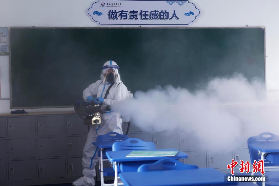 長島中学の教室で消毒を行う上海浦東三栖緊急救援ボランティアチームのメンバー（撮影・殷立勤）。