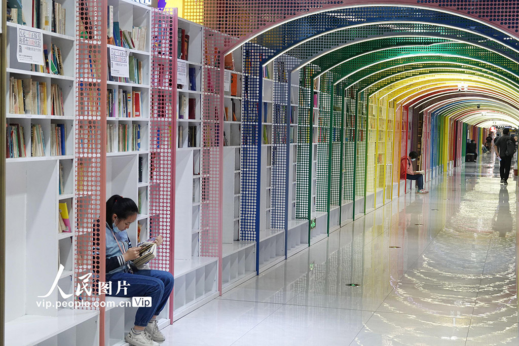世界本の日に読書を楽しむ中国の人々