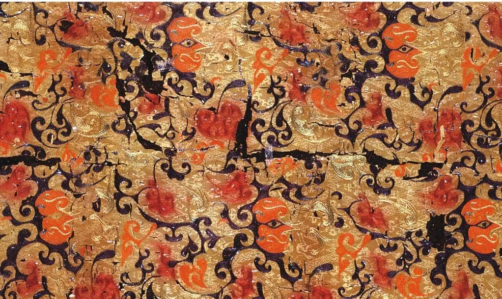 馬王堆漢墓から出土した鳥や菱模様の入った黄褐色の絹織物「乘雲繍」(写真提供・湖南省博物館)。
