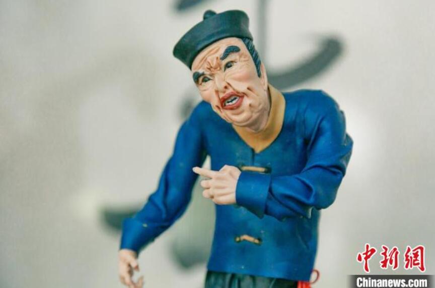 甘粛省蘭州市楡中県青城古鎮で、同省の無形文化遺産に指定されている「面塑（しん粉人形）」の伝承人・李思瑶さんが作った作品（撮影・魏涛）。