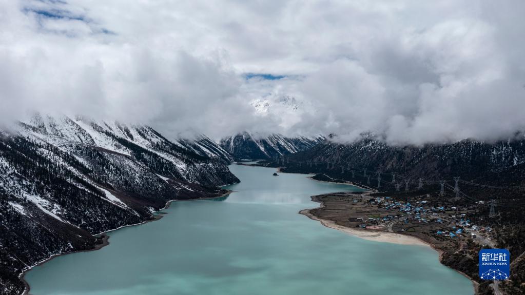 氷と雪に覆われた然烏湖を眺める　チベット