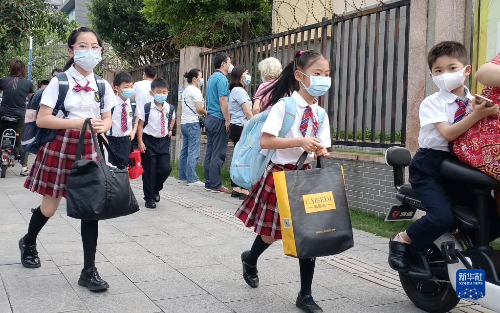4月25日、広州市内の小学校で、校内に入る小学生（撮影・盧漢欣）。