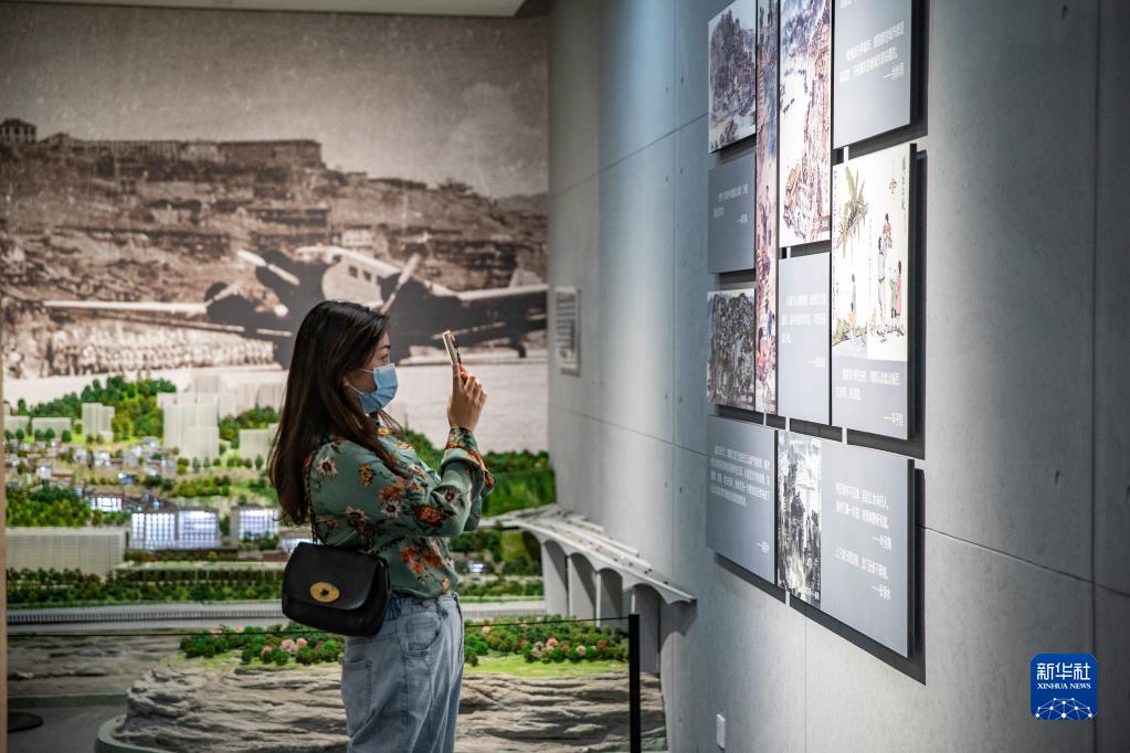 4月25日、重慶市規画展覧館新館を見学する来館者（撮影・黄偉）。
