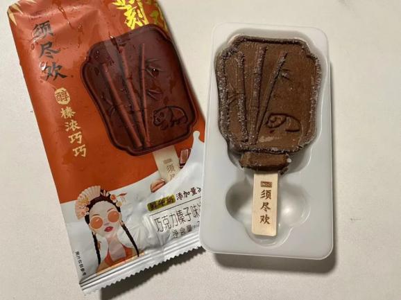 中国の伝統要素を取り入れたおしゃれな国産品のトレンド「国潮」を意識した、団扇の形のアイスクリーム。値段は1本15元。
