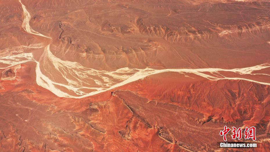 新疆維吾爾（ウイグル）自治区吐魯番（トルファン）市托克遜県で、上空から撮影した風光明媚な天山紅河谷（撮影・李靖海）。
