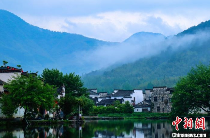 水墨画のように美しい雨上がりの徽派古村　安徽省