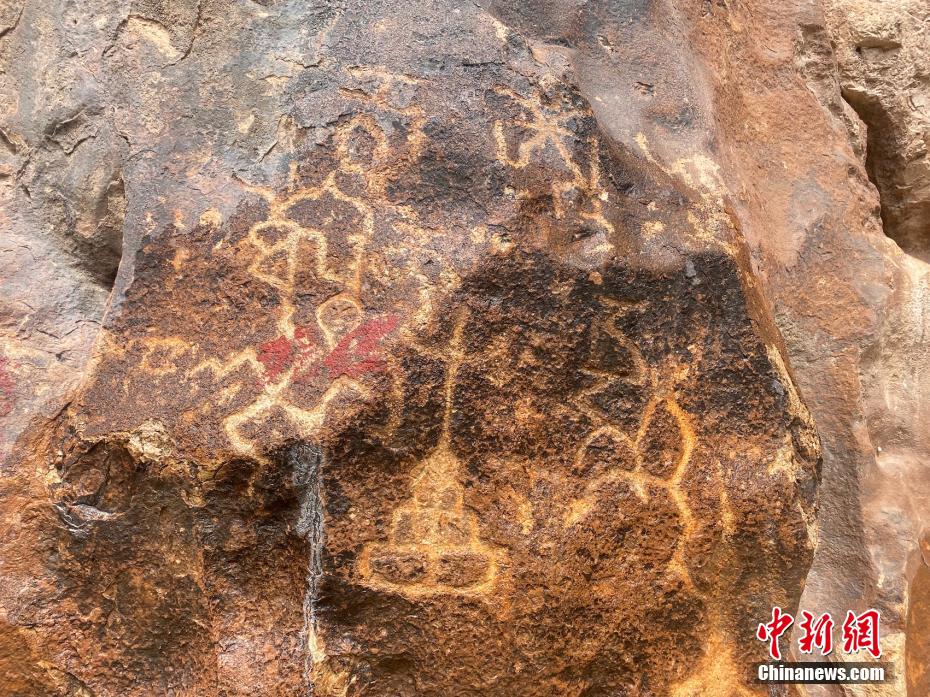 青海囊謙の扎吉大峡谷で初の岩画と「摩崖石刻」を発見