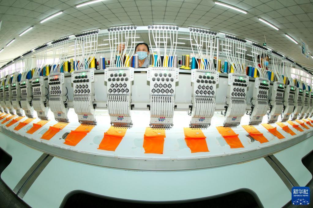 青島市即墨区のアパレルメーカーで、輸出用製品を製造する刺繍担当作業員（4月27日撮影・梁孝鵬）。