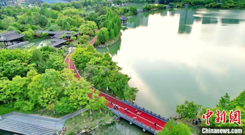 上空から撮影した自然豊かな都市湿地公園　江西省贛州