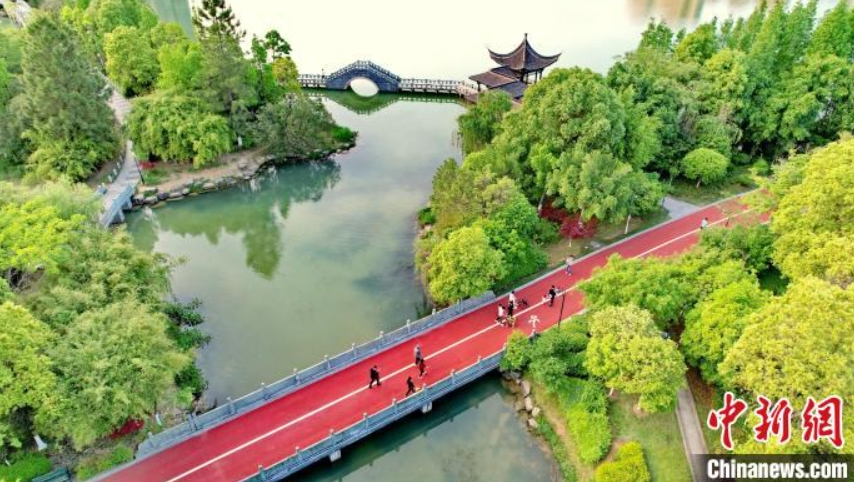 上空から撮影した自然豊かな都市湿地公園　江西省贛州