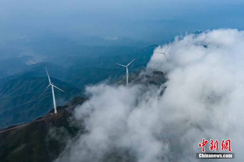 山間にたなびく雲海と見え隠れする風力発電の風車　江西省泰和