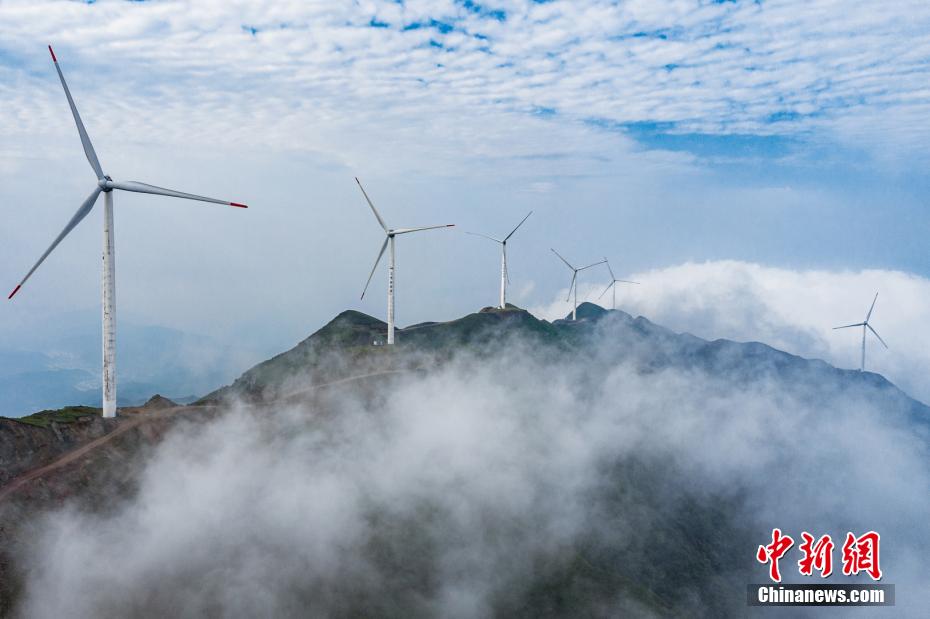 山間にたなびく雲海と見え隠れする風力発電の風車　江西省泰和