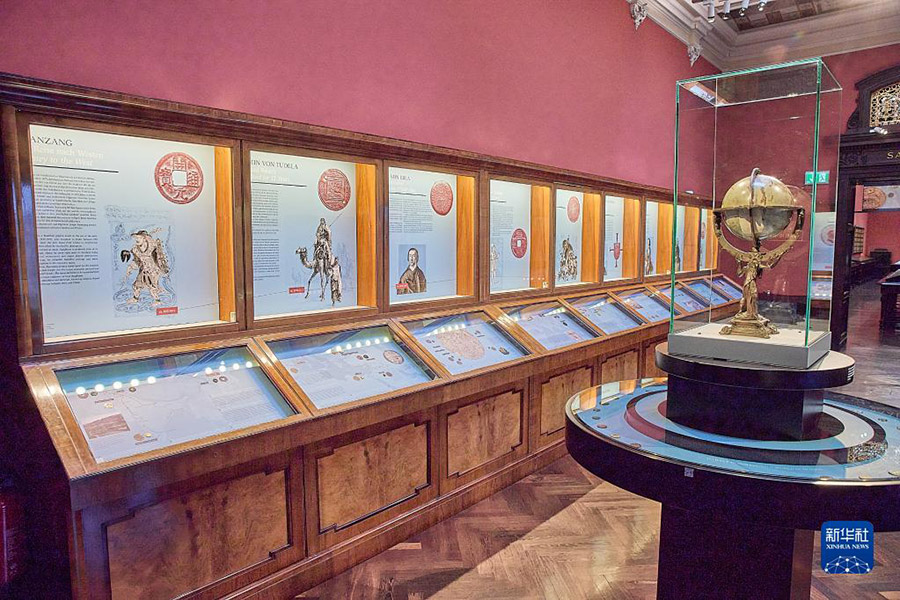 オーストリアのウィーン美術史博物館で開かれている「コイン80枚で世界を一周」展の展示会場の様子（5月5日撮影）。