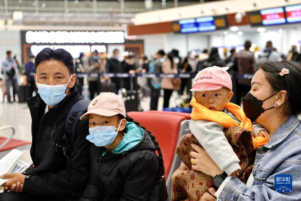 チベットの先天性心疾患の小児患者たちが治療のため江蘇省に出発