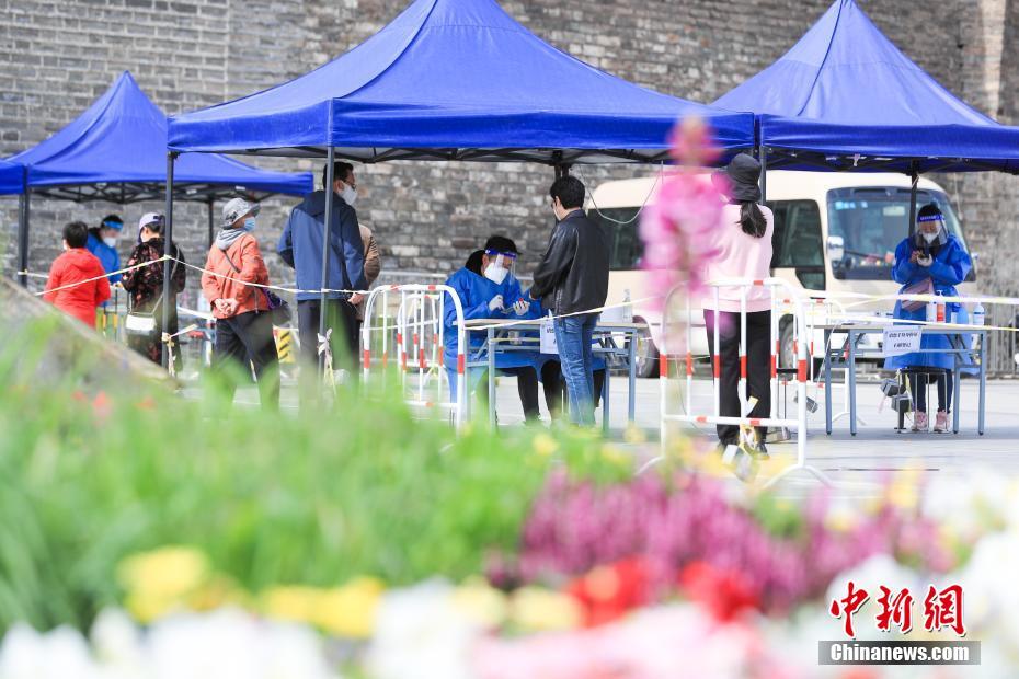 5月8日、北京市東城区のPCR検査所で、列に並びPCR検査のための身分情報を登録する住民（撮影・賈天勇）。