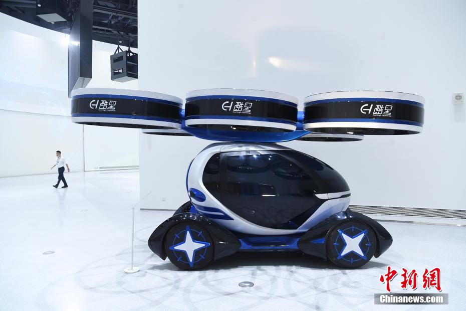 重慶市両江新区明月湖協同革新館で公開された分体式スカイカー（撮影・陳超）。