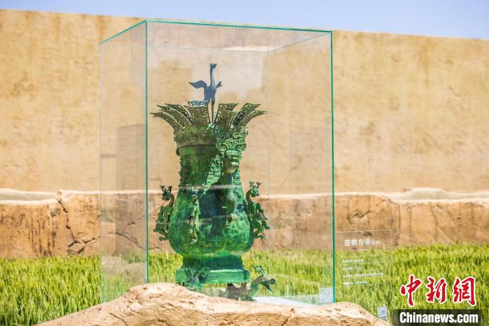 「東洋で最も美しい青銅器」と呼ばれている春秋時代の「蓮鶴方壺」（写真提供・河南省文化・観光庁）。