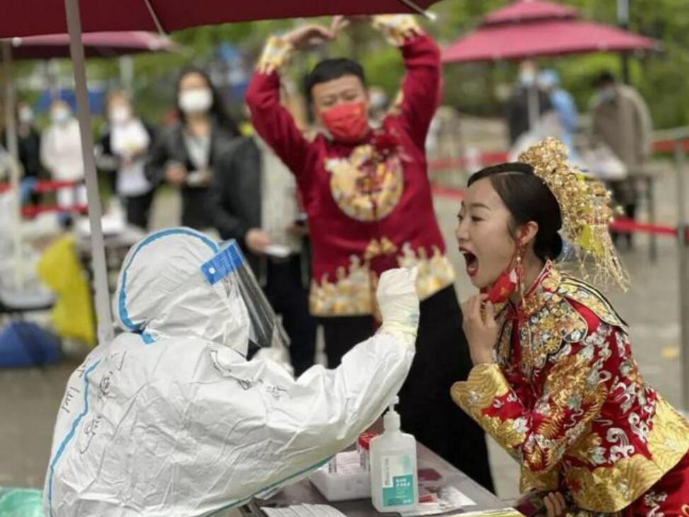 結婚衣装姿でPCR検査を受ける新郎新婦　北京市
