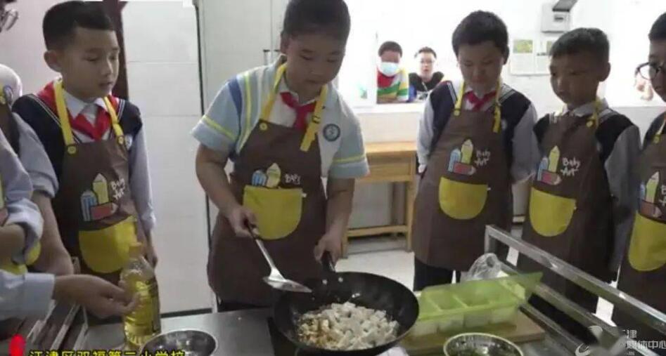 6年生までに12種類の料理をマスター！　重慶の小学校
