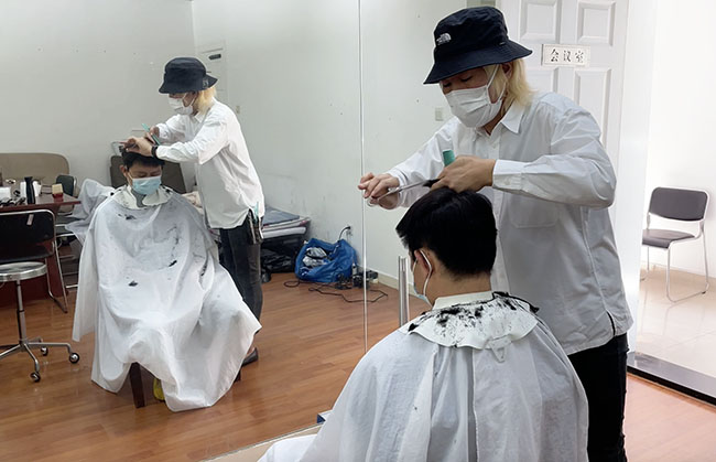 【上海在住日本人のコロナ日記】ヘアカットボランティアをする美容師の安東さん