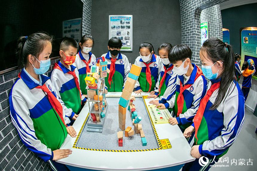 地震科学普及館で地震に関する知識を学ぶ児童たち　内モンゴル