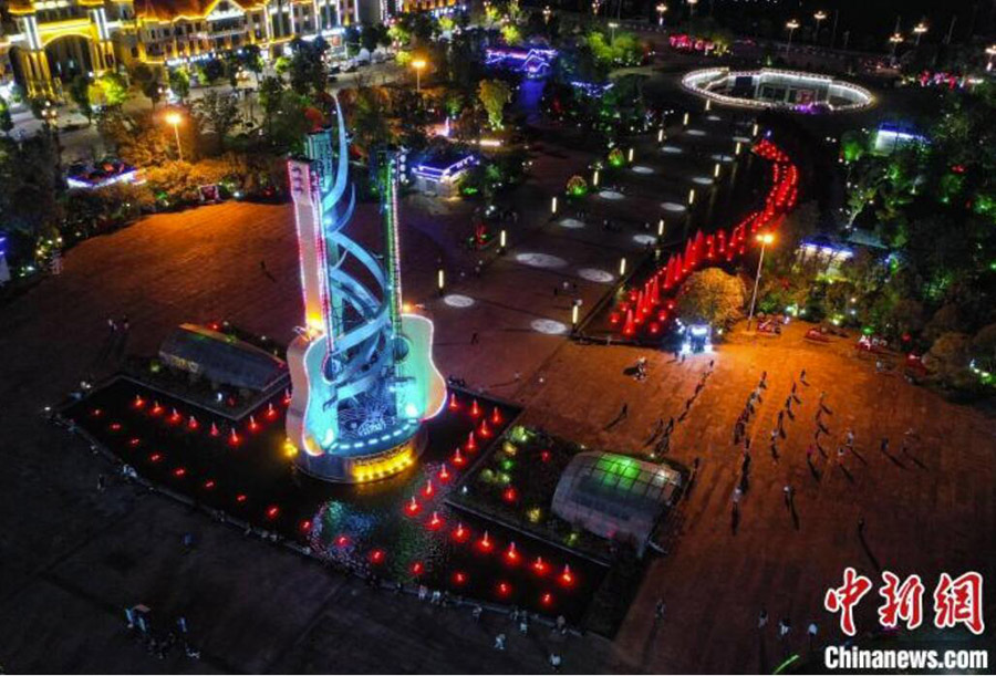 上空から撮影した正安ギター広場の夜景　貴州省遵義