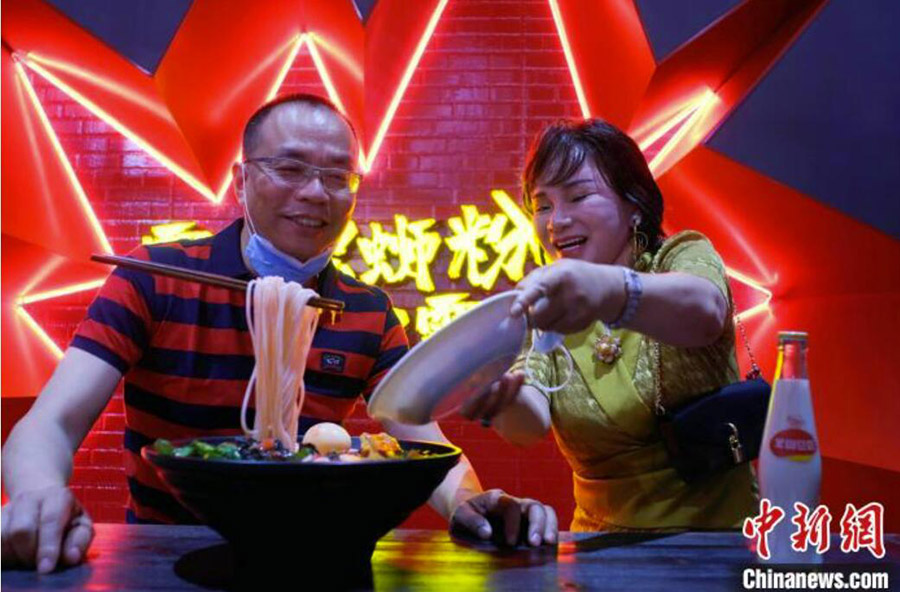華僑のビジネスマンが広西特産のタニシ麺を視察　広西