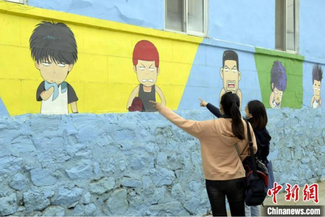 子ども時代を懐かしむことができるアニメ壁画村が話題に　山東省煙台市