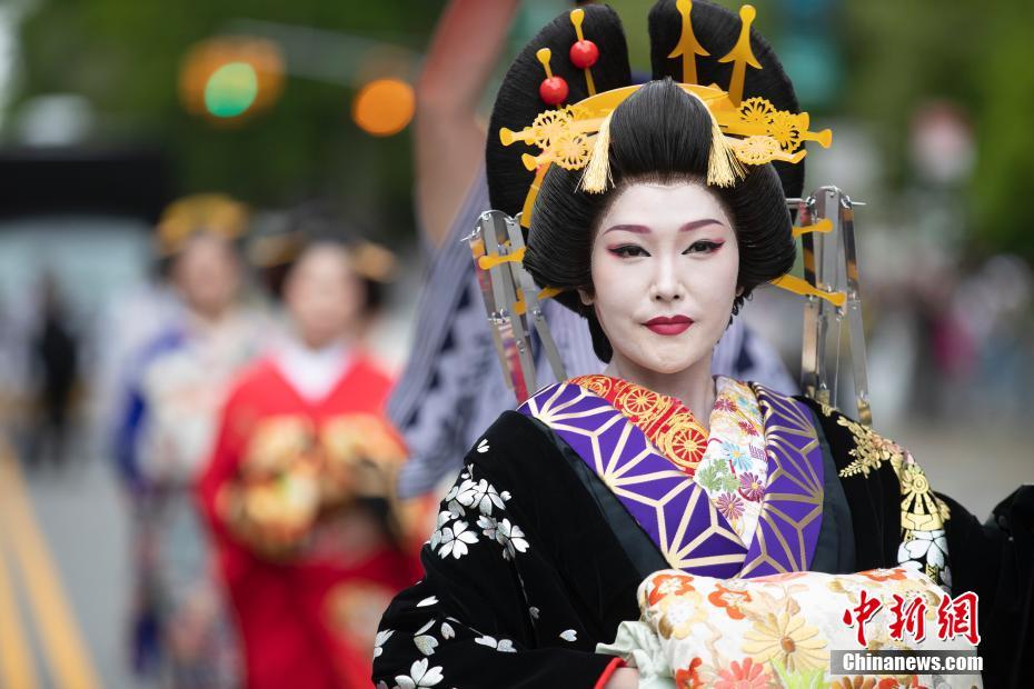 お披露目された日本の伝統的な花魁の衣装（撮影・廖攀）。