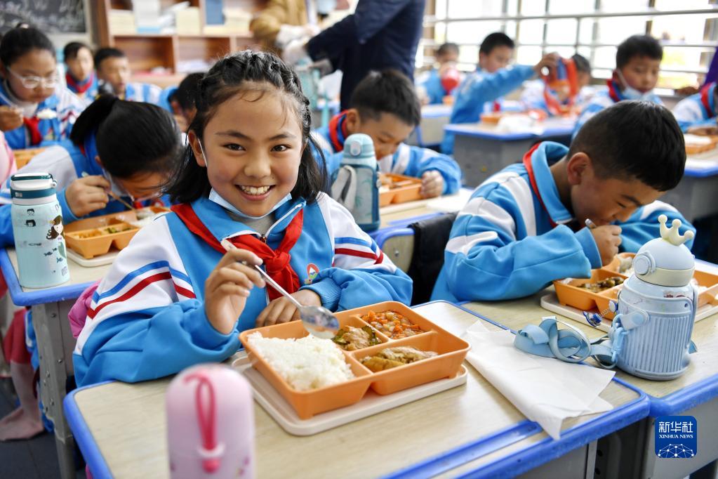 小学生約1万人への給食提供を実現　チベット