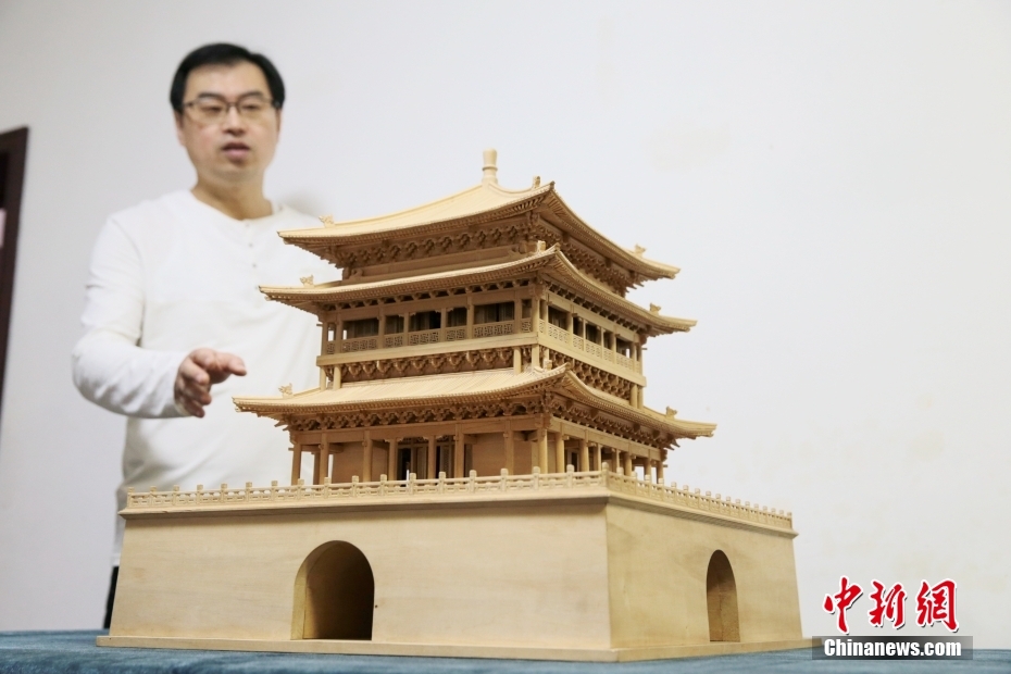 陝西省西安市で、「鐘鼓楼」のミニチュア模型を紹介する張欣さん（5月16日撮影・張遠）。