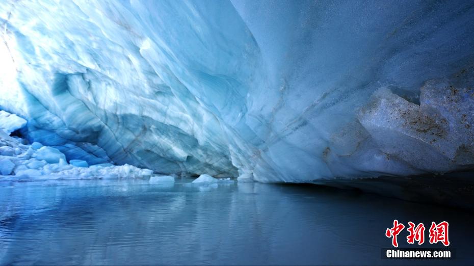 シャーテ氷河の氷湖では、雪が次第に融け、湖面の氷雪が消えていく（撮影・張真源）。