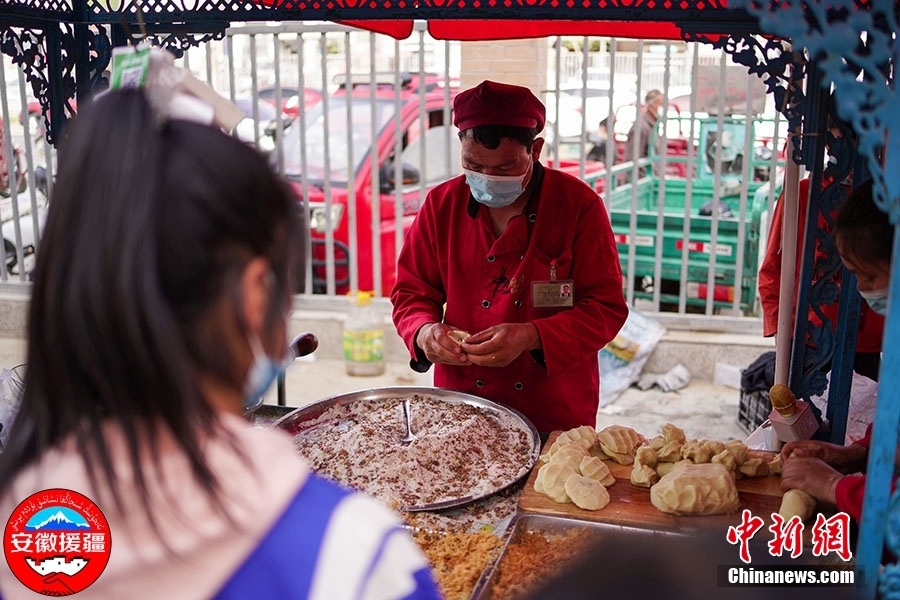 新疆ホータン市玉竜自由市場の日曜日のバザール（撮影・隋致遠）。