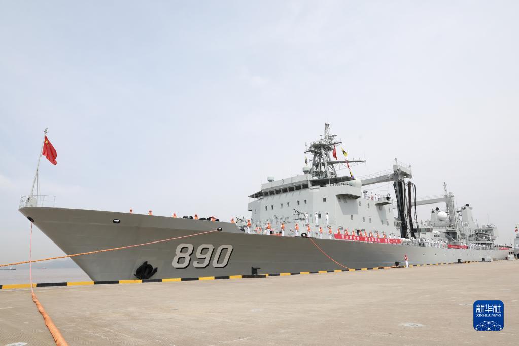 5月18日、中国海軍第41次護衛艦隊が浙江省舟山市の某軍港から出航した。写真は総合補給艦「巣湖」。（撮影・韓林）