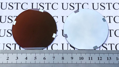 「冷熱ダブル吸収」材料の吸収面（左）と放射面（右）（画像提供は中国科学技術大学）