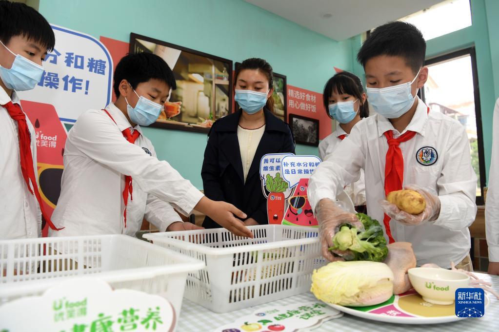安寧省合肥市翡翠学校で、食べ物と栄養のバランスを自ら考える児童たち（5月19日撮影・劉軍喜）。