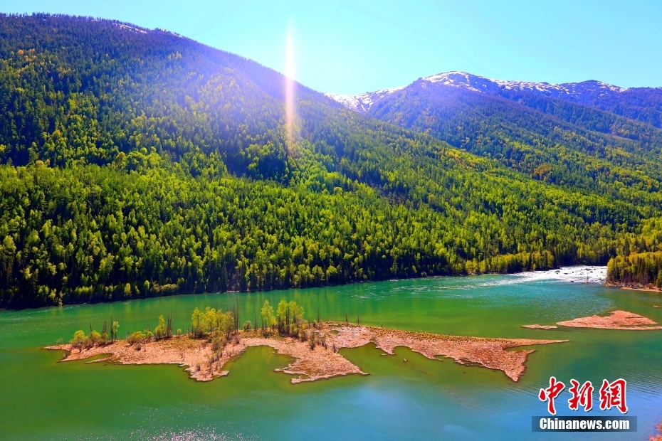 絵のように美しいカナス湖の風景　新疆