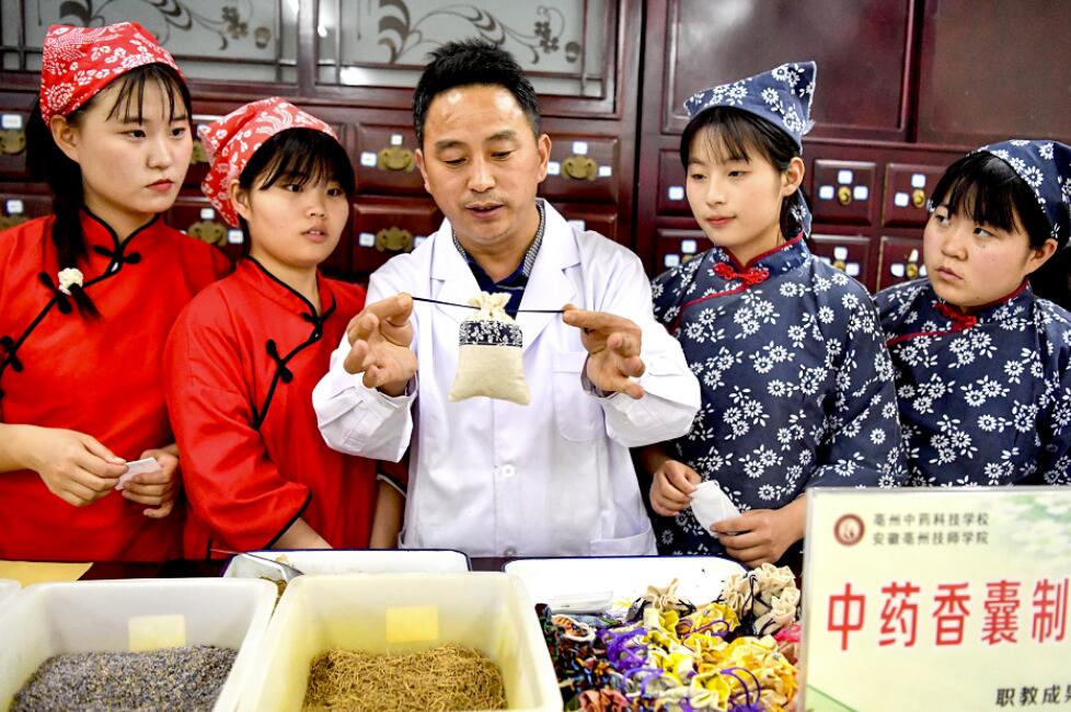 「香り袋」の作り方を学び迎える端午節　安徽省亳州