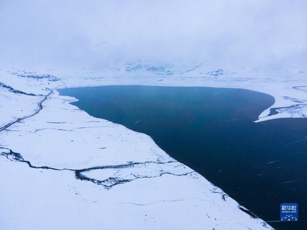氷と雪に包まれた布托湖　チベット