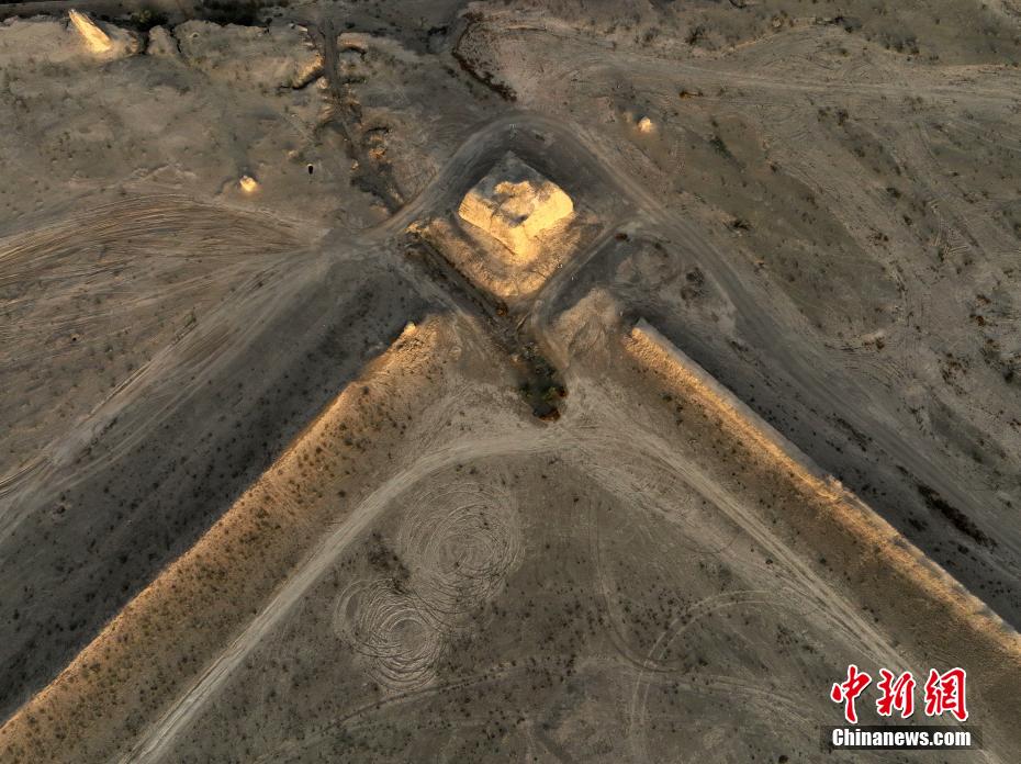 2000年以上の歴史誇る漢唐古城遺跡　夕日に照らされ幻想的なムード放つ