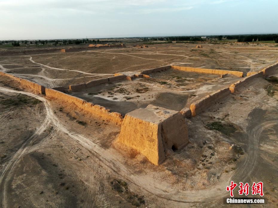 2000年以上の歴史誇る漢唐古城遺跡　夕日に照らされ幻想的なムード放つ