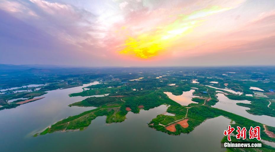 水面に映る美しい夕陽　湖北省棗陽市熊河ダム