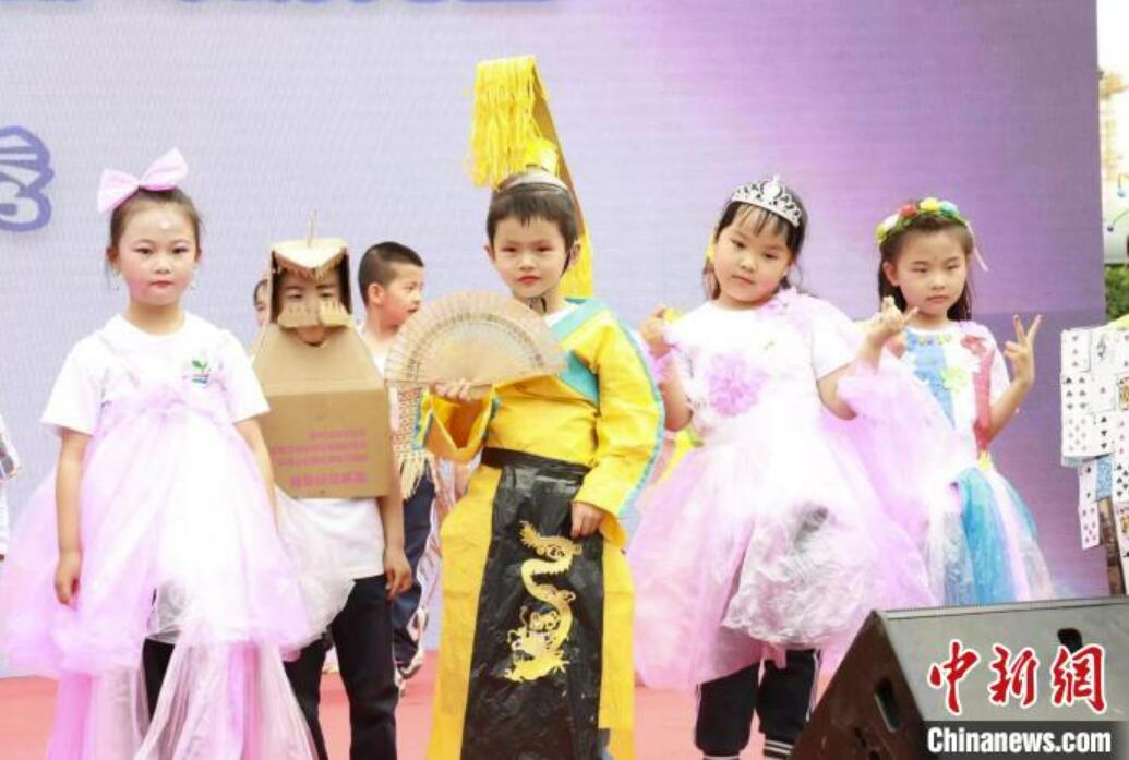 園児たちがユニークなエコ・ファッションショーを披露　甘粛省蘭州