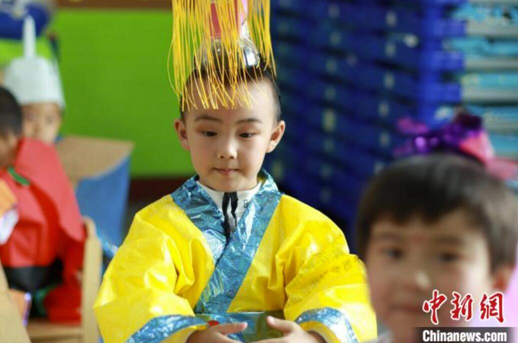 園児たちがユニークなエコ・ファッションショーを披露　甘粛省蘭州
