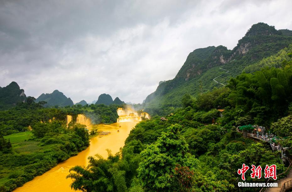 アジア最大の国境を跨ぐ滝が壮大な「黄金の滝」に