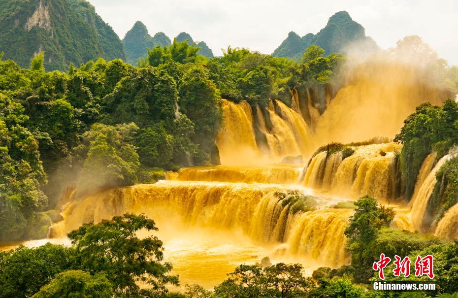 アジア最大の国境を跨ぐ滝が壮大な「黄金の滝」に