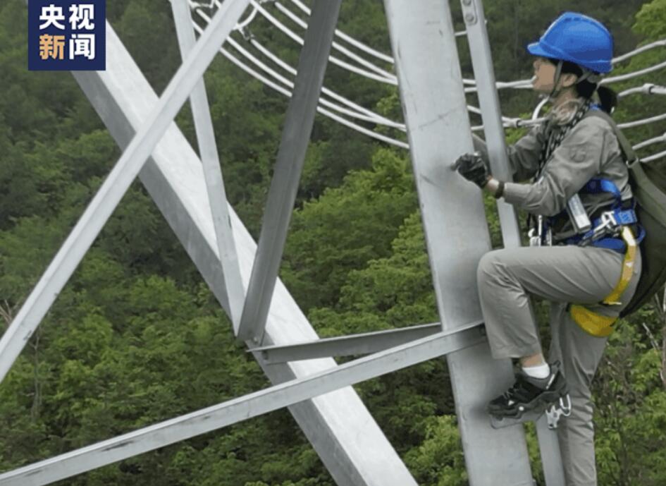 23歳女性作業員が高さ80メートルの超高圧電線の検収に初挑戦