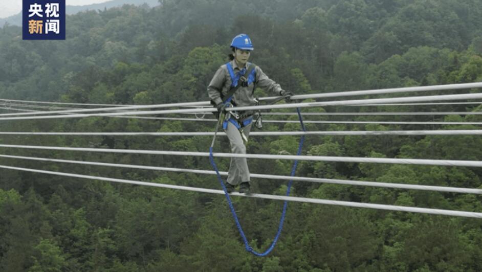 23歳女性作業員が高さ80メートルの超高圧電線の検収に初挑戦